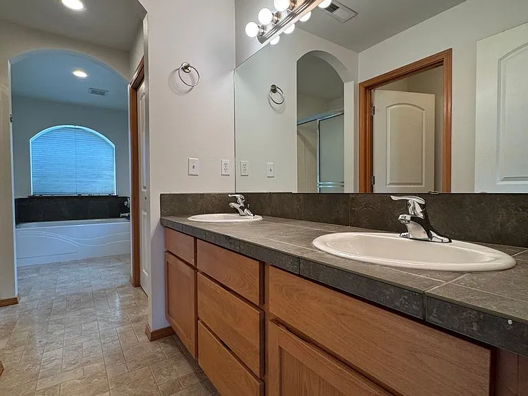 2210 N Clearview Dr — Photo 26