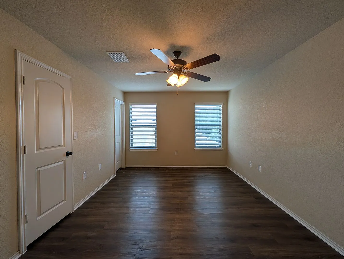 Two Story 3/2.5/2 Duplex close to Creekside Shopping and Entertainment! / Fridge / Fenced in yard... — Photo 4