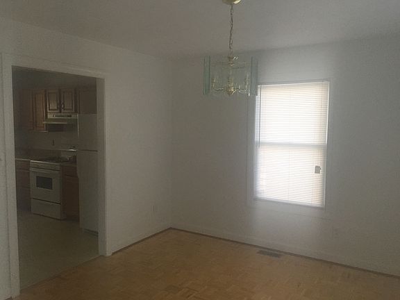 3rd image of 944 Potomac Ave