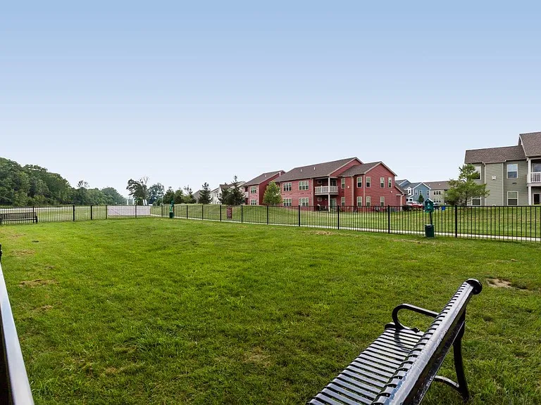 Saratoga Crossing Apartments & Townhomes — Photo 31