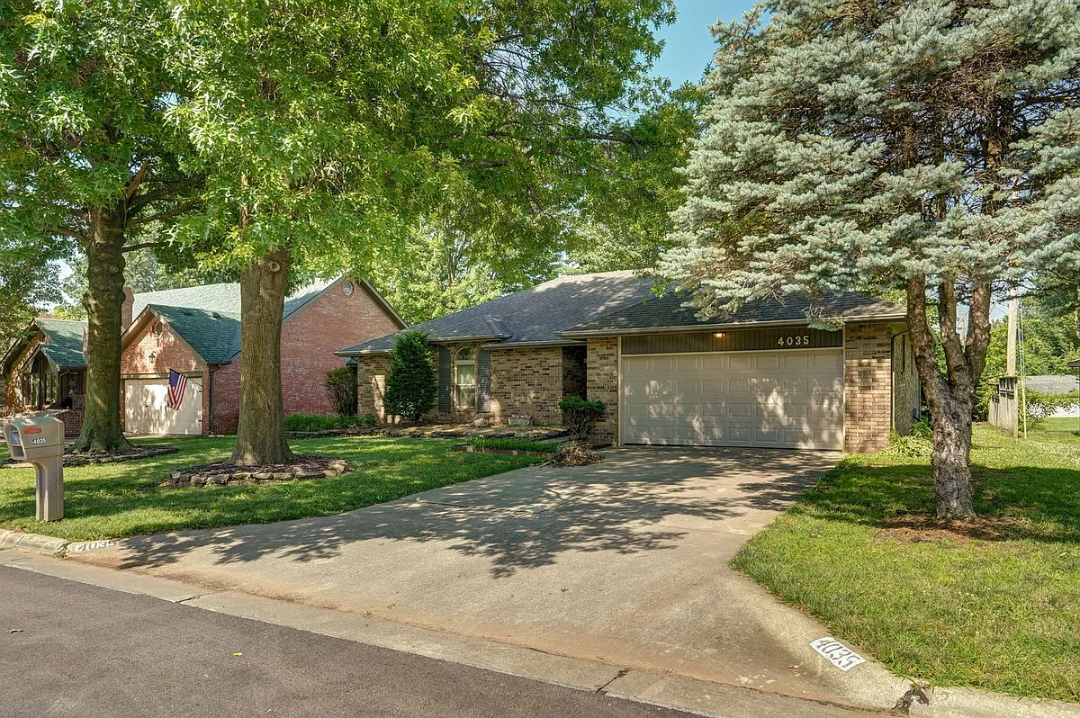 Building Photo - 4035 S Parkcrest Ave