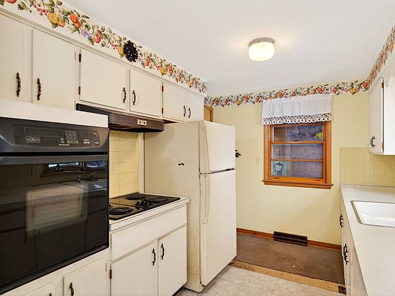 2nd image of 2241 Town Line Rd