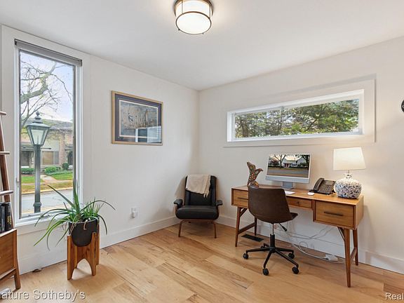 5th image of 372 W Brown St