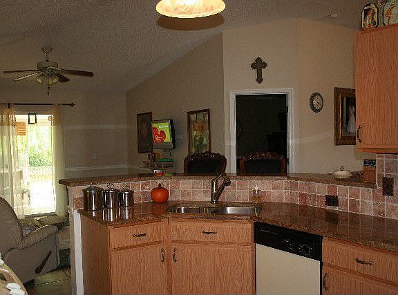 Kitchen w/granite 