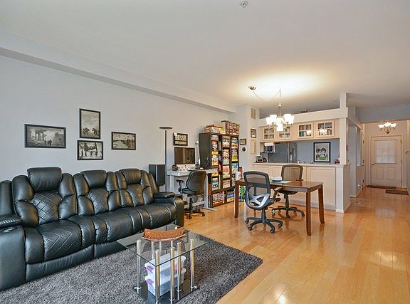 4th image of 13 Arboretum Dr