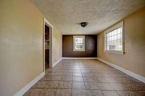 2nd image of 3524 Memorial Blvd
