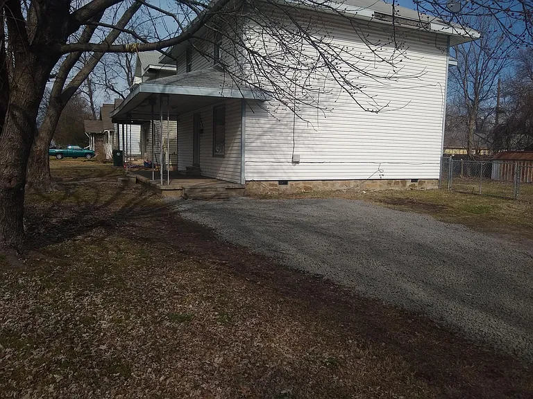 904 N H St — Photo 2
