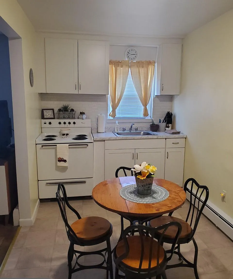 1 bed, 1.0 bath, 704 sqft, $900 — Photo 2
