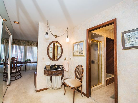 2nd image of 26 Claridge Ct S