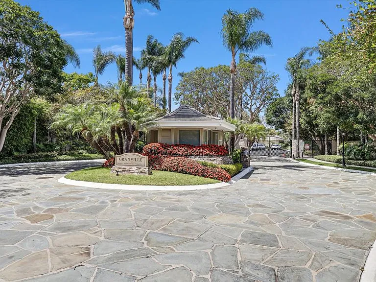 1070 Granville Dr — Photo 32