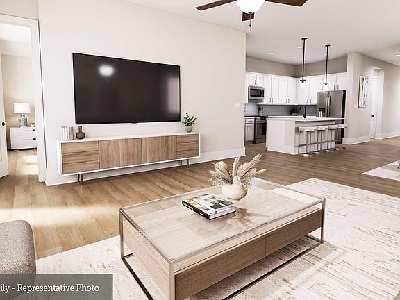 The Flora - Family Room