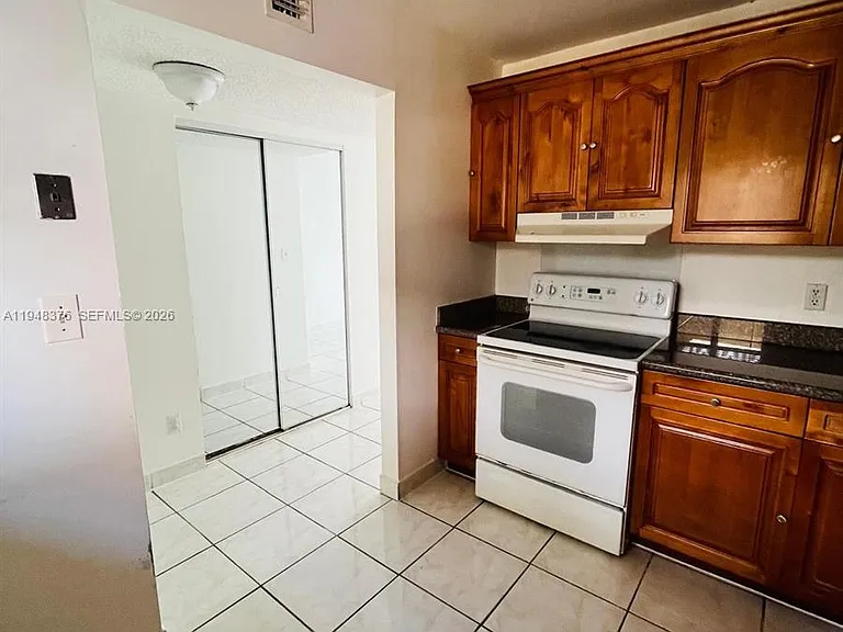 724 NE 4th St #5 — Photo 3