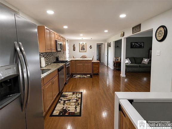 2nd image of 1633 Lakeview Rd