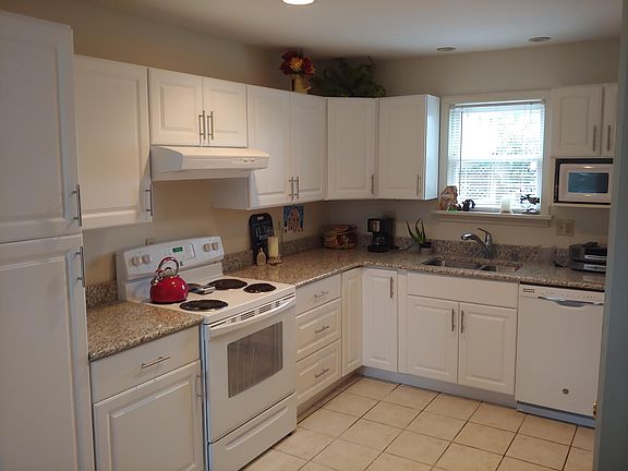 Kitchen with granite counter top and washer/ dryer hook up