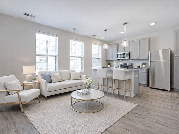 2nd image of 815 E Long St #809