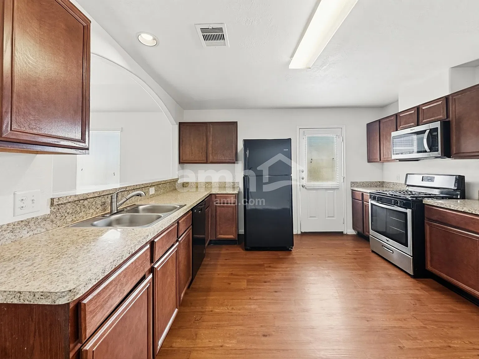 3 bed, 2.0 bath, 1407 sqft, $1,760 — Photo 3