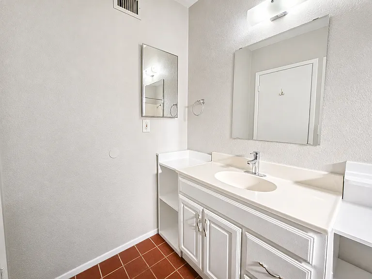 507 W 10th St #D — Photo 8