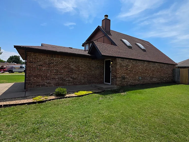 621 Stoneridge Dr — Photo 2