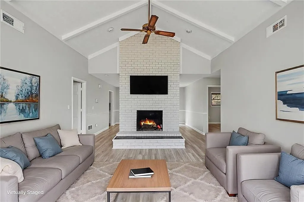 4 bed, 2.0 bath, 1959 sqft, $2,800 — Photo 4