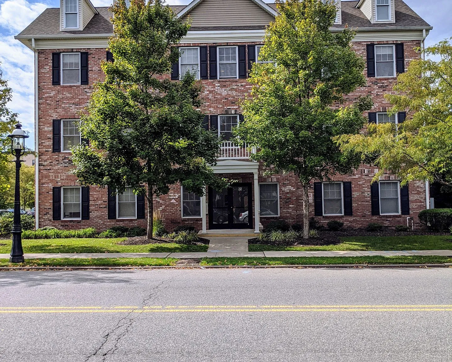Suburban Square Apartments in the heart of Metuchen — Photo 1