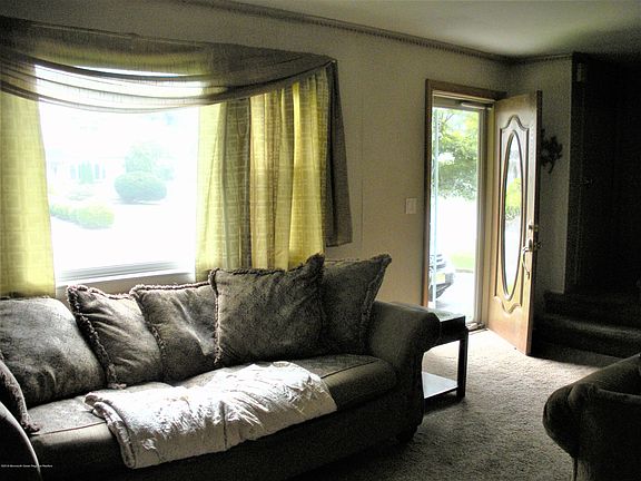 5th image of 129 Trafford St