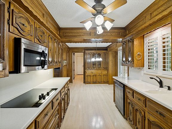 5th image of 9240 Locarno Dr