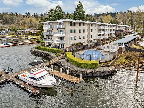 Welcome to Misty Cove! Come enjoy lake swimming or fishing from the dock! Drop in your kayak or paddleboard to get your morning or evening going. Come live as if you are on vacation every day. Poolside provides a stunning setting to laze away a weekend afternoon.>