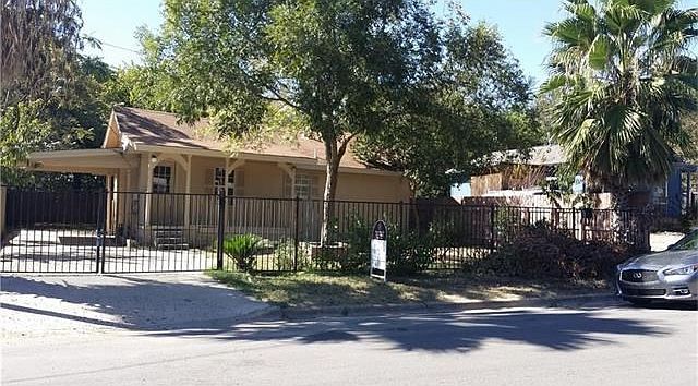 PICTURE WAS TAKEN LAST YEAR. THE HOUSE COLOR IS BLUE INSTEAD OF BEIGE.