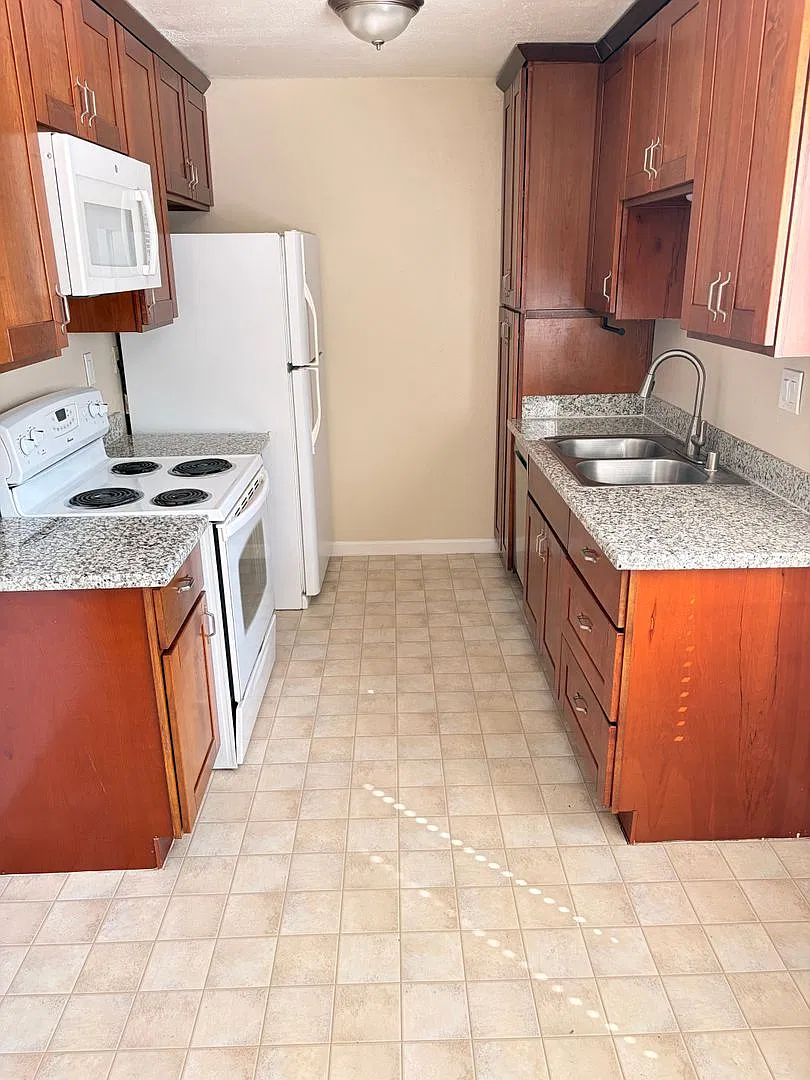 182 N. Murphy Avenue — Photo 3
