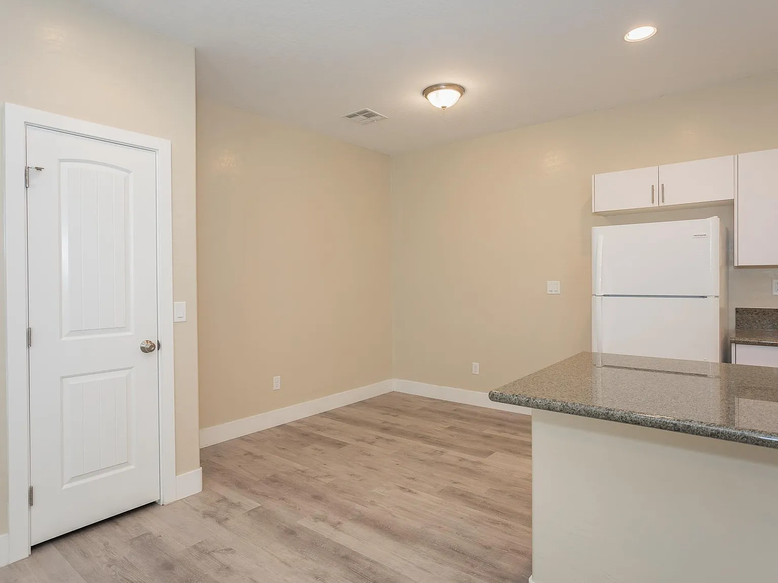 3 bed, 1100 sqft, $1,339 — Photo 4
