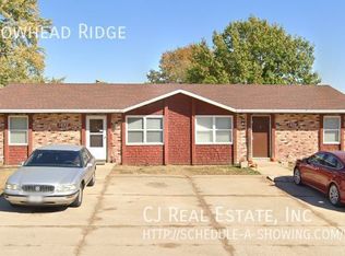 1027 N Arrowhead Ridge Dr, Independence, MO 64056