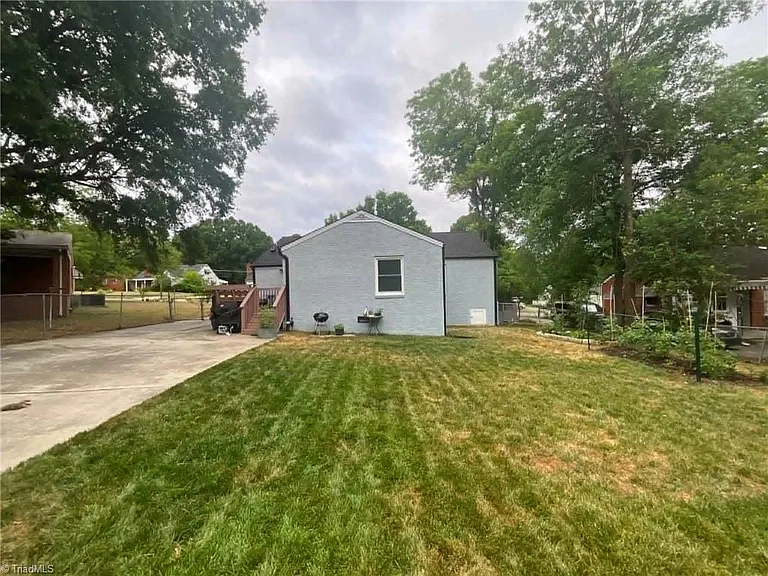1712 N Mebane St — Photo 29