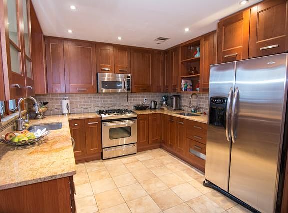 4th image of 3916 Lyme Ave