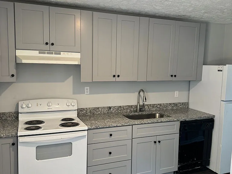 1212 Southwood Dr — Photo 2