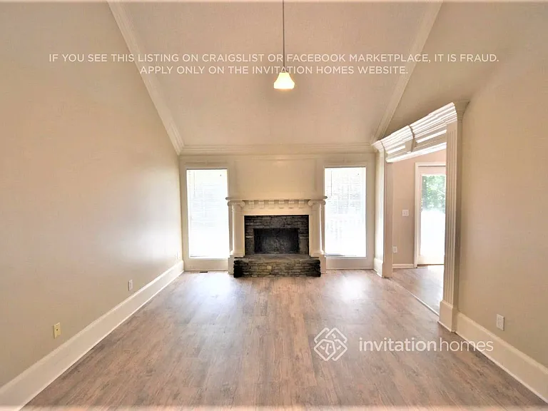 1885 Chadwick Dr — Photo 3