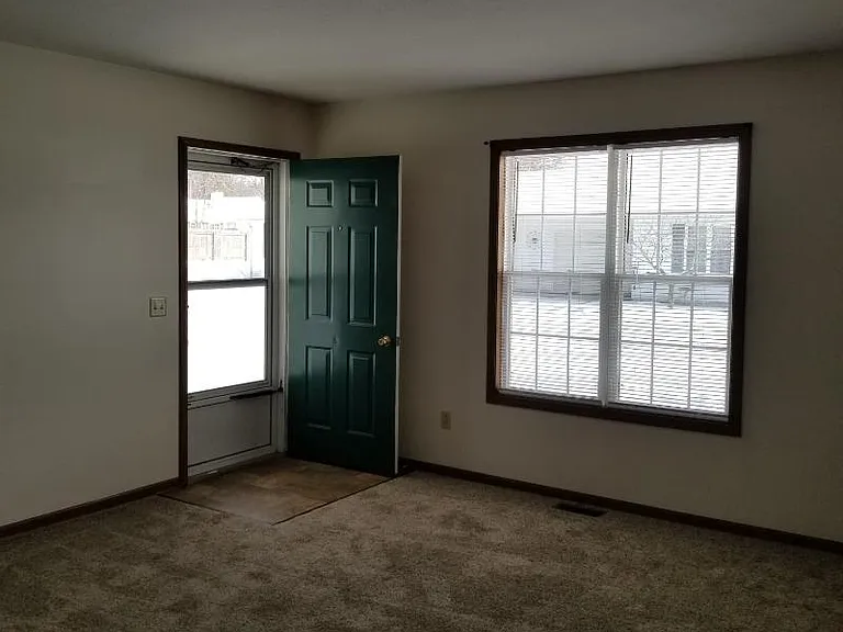 1112 Oakview Dr — Photo 6