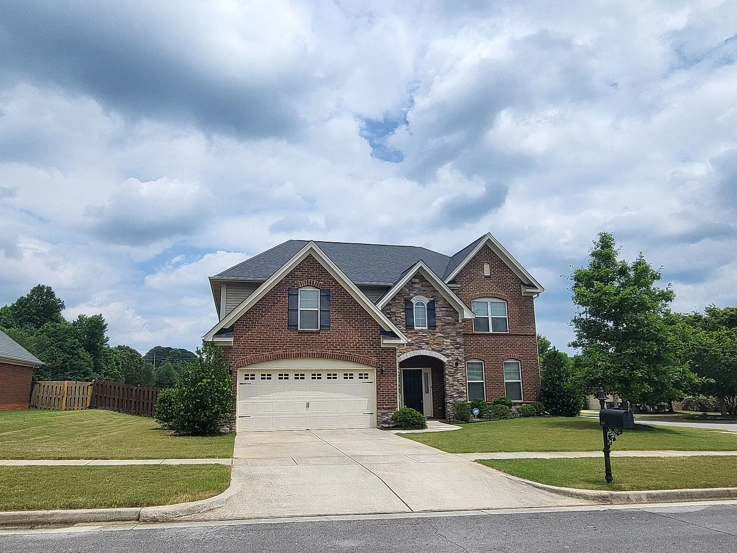 Madison City 5 Bedrooms — Photo 2