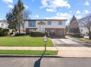 20 Tarkington Rd, Holbrook, NY 11741