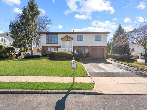 20 Tarkington Road, Holbrook, NY 11741