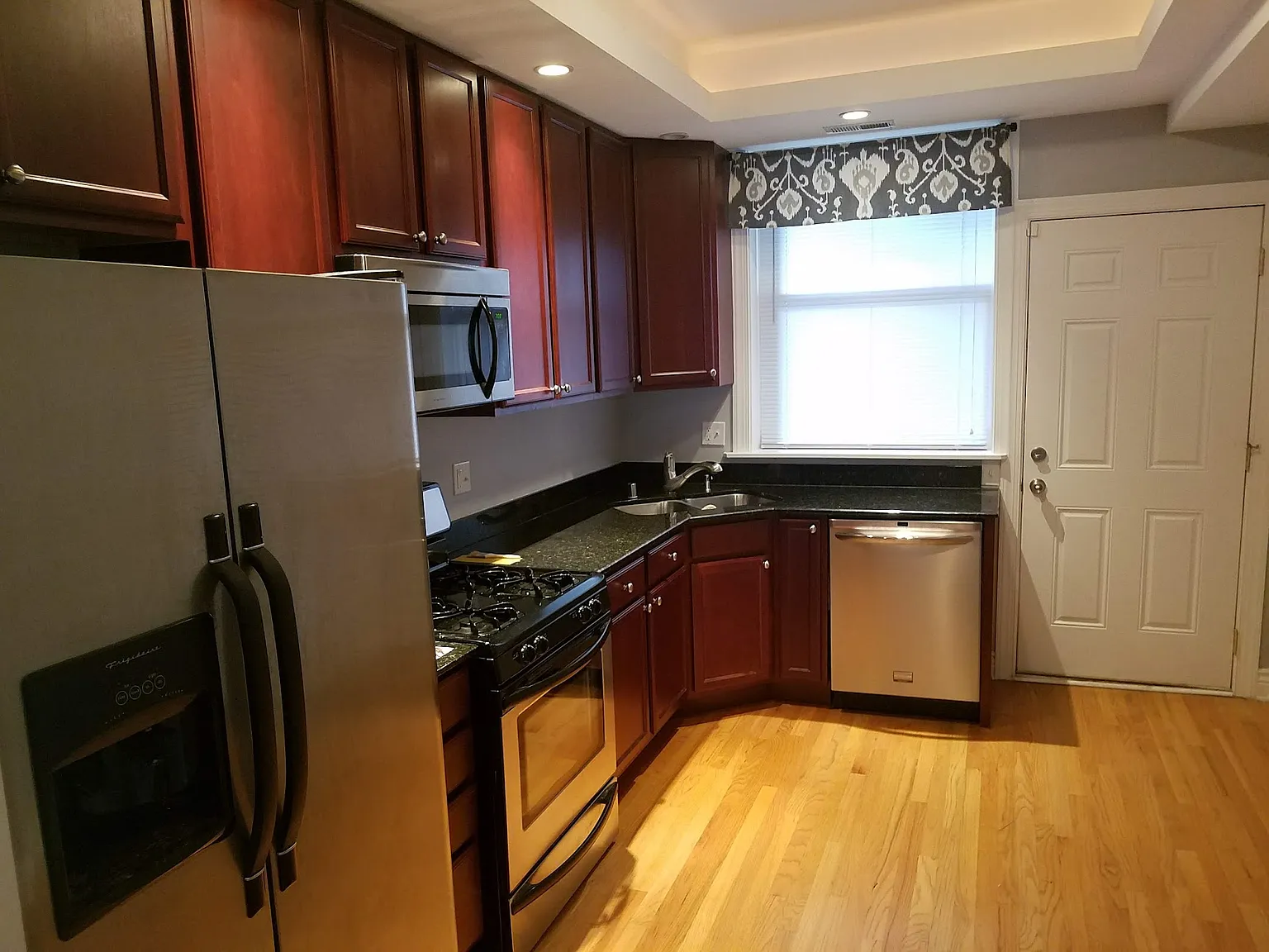 7021 N Greenview Ave — Photo 4