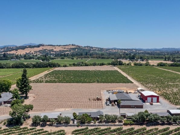 1558 Magnolia Drive - 3bd/3ba, 7,208 sqft - in Healdsburg, CA