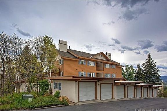 Detached garage