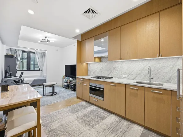 300 W 122nd St #5R, New York, NY 10027