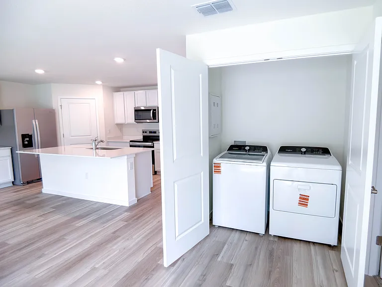 2122 NE 28th Pl — Photo 3