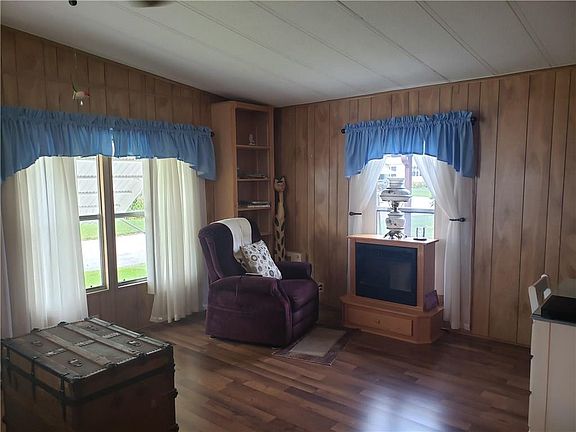 5th image of 715 Amaryllis Dr