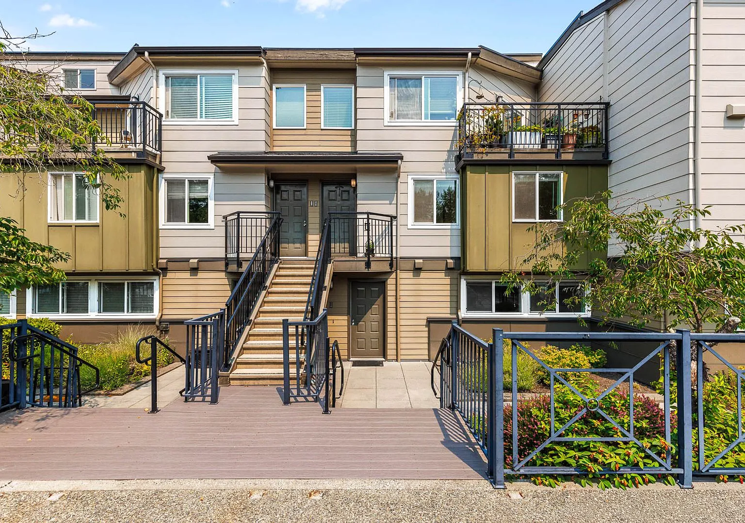 Bright & Updated 2BR Townhome in the Heart of Redmond Near Light Rail & Marymoor Park — Photo 1