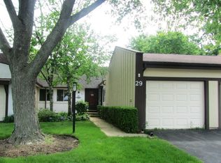29 Stonehearth Sq, Indian Head Park, IL 60525
