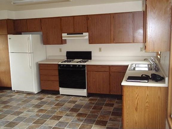 large eat-in kitchen