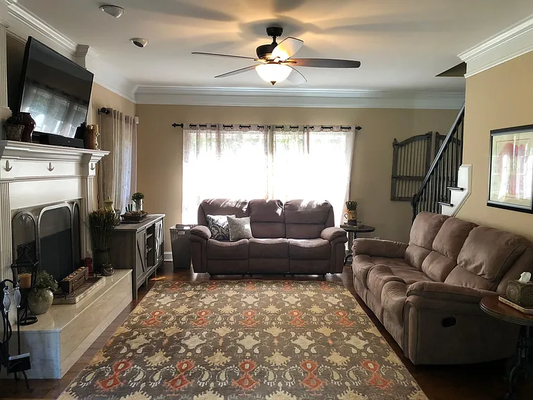 1091 Holcomb Ct — Photo 3