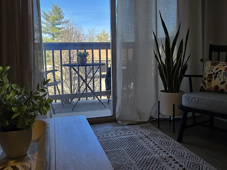 Bright living room with direct access to the deck.